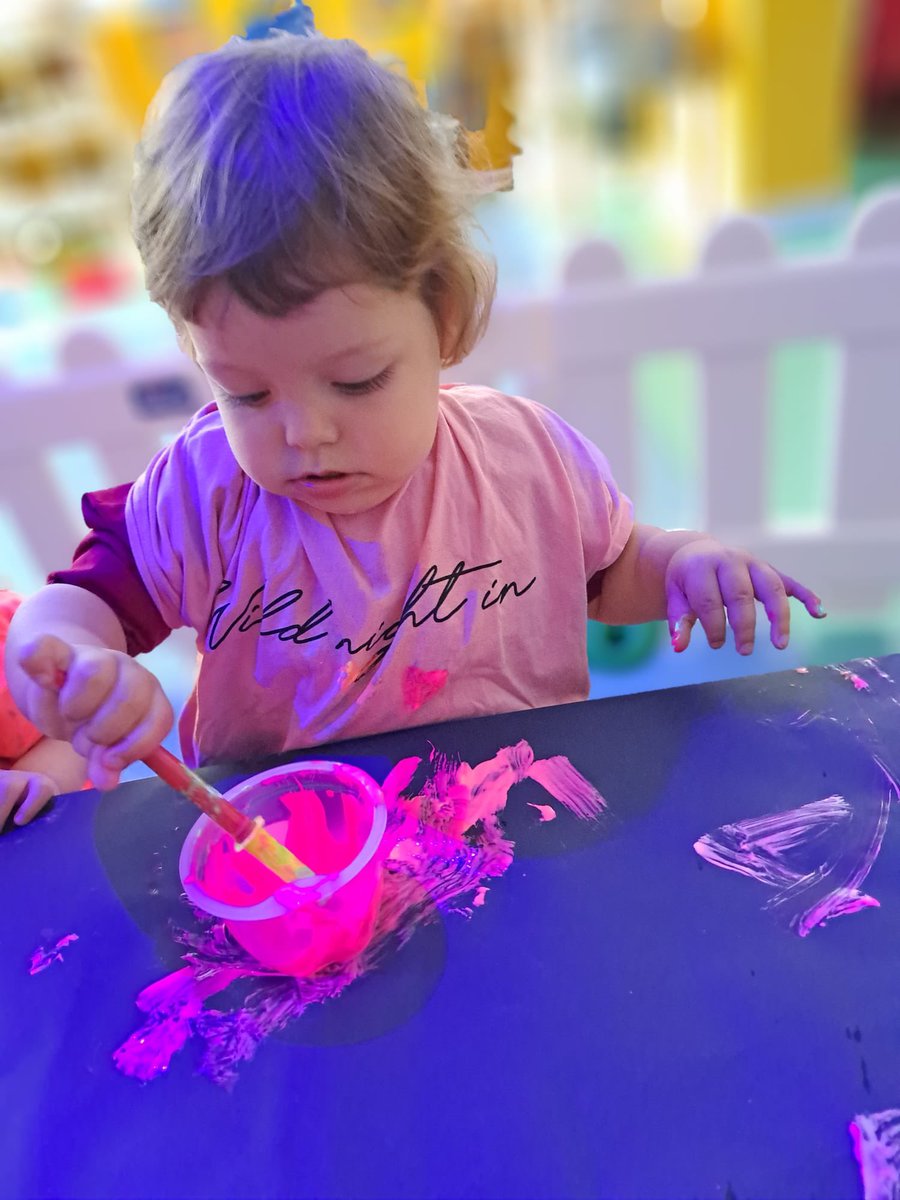 petitsgegantsV's tweet photo. 🎨 Les girafes hem fet una sessió de pintura vertical amb llum negra!

#intensament #escolacompromesa #escolacompetent #llar #infantil #llar #escolabressol #miradesdeservei #vedrunabategaambtu #petitsgegantsvedruna https://t.co/MRlEpa9oqA