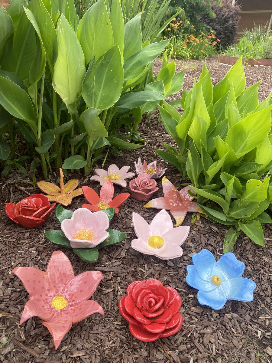 westcary_arts's tweet photo. 🌺 Happy (Very Late) Mother’s Day! 🌸West Cary Artists made Ceramic Flower Bowls to celebrate Mothers and the important women in their life. @westcaryimps https://t.co/gO8bTpifBE