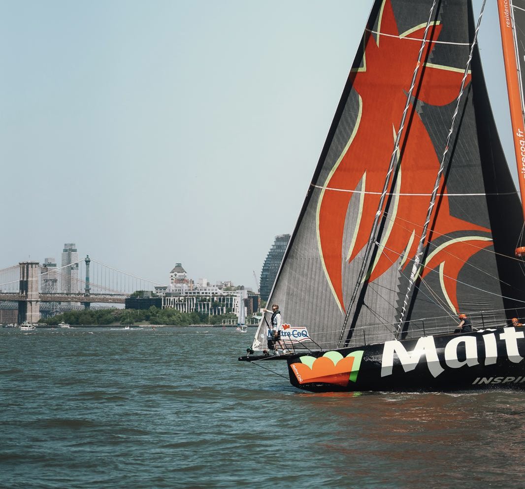VendeeGlobe's tweet photo. La poule C rentre en jeu ! @eric_bellion, @AlanRoura, @SebastienSimon_, @ManuelCousin71, @YannickBestaven, @BDutreux et Scott Shawyer devant la skyline ! 🏙️ https://t.co/ybN83LOsic