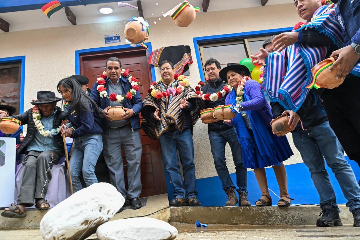 Estamos resolviendo el déficit habitacional en nuestro país y mejoramos la calidad de vida de nuestra población más necesitada. Hoy en nuestro querido municipio de Villa Serrano, entregamos 30 viviendas dignas en beneficio de nuestras hermanas y hermanos de esta bella tierra