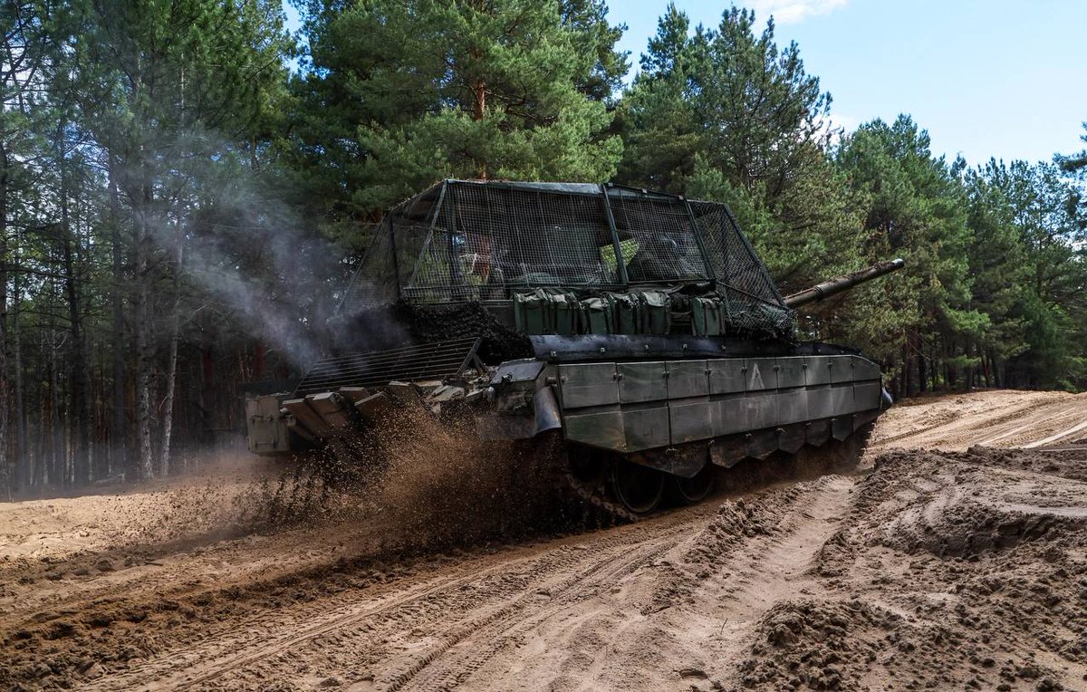 🇷🇺 Maybe the first T-90M tank I've seen in Ukraine bot fitted with the muzzle reference system (MRS) on its barrel, meaning its one of the tanks made by UVZ in the latest ~4 months. 1/2 Source: t.me/milinfolive/12…