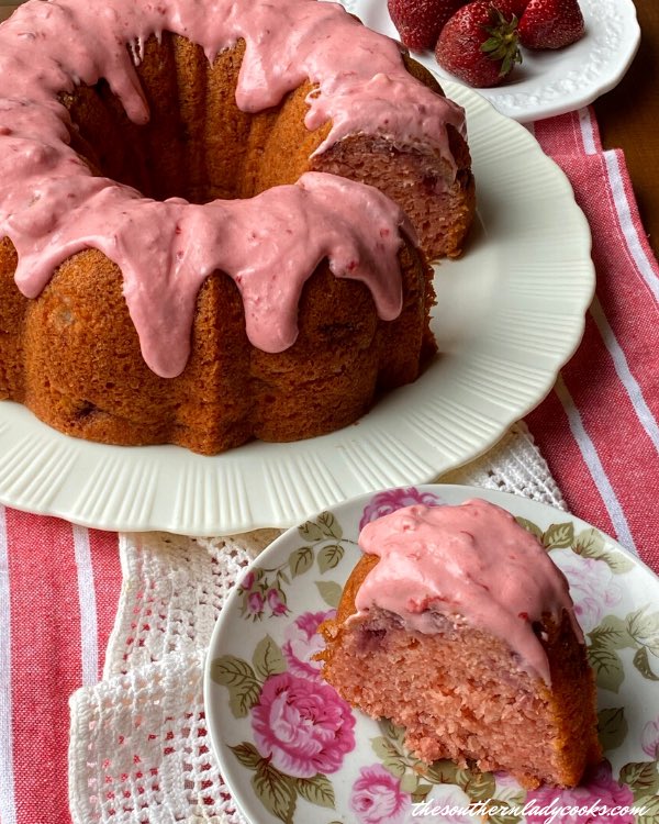 Recipe➡️ thesouthernladycooks.com/strawberry-ban… This strawberry cake is perfect for your weekend. Easy and delicious.