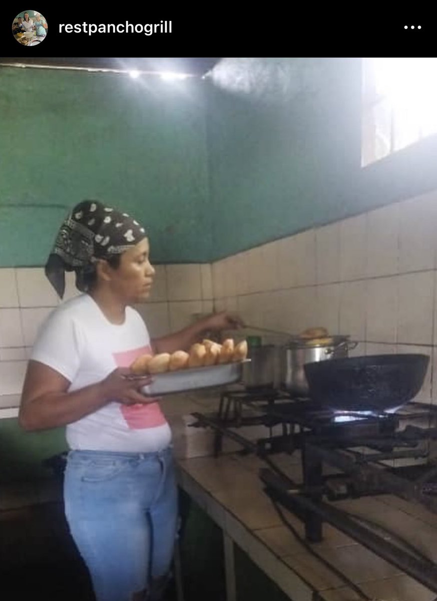 JulioVielma7's tweet photo. Mujeres valientes🇻🇪
Recuerdan el restaurante que clausuraron luego de que María Corina Machado lo visitara ? 

Una persona anónima le hizo una donación y se pusieron hacer mas empanadas y la donaron a los niños
.
El Instagram de su negocio es @restpanchogrill síguelas 
#Venezuela https://t.co/A5NYO2T0UZ