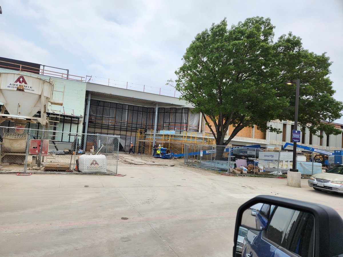 JulieSeifert8's tweet photo. Bye B212! This was a great spot for a year - onto SUMMER!!! And a new room next year. Year 24 is DONE!!
@JJPearceHS #buildingmUStangs https://t.co/v726vNmbL1
