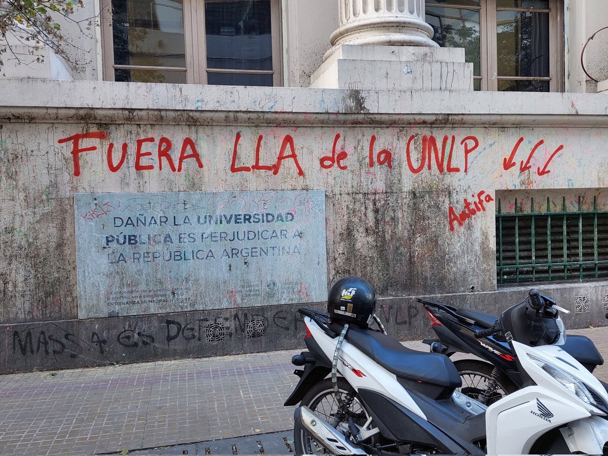 'LADRAN SANCHO... La llegada del liberalismo a las Universidades pone nerviosos a aquellos que se rasgan las vestiduras hablando de la defensa de la Universidad Publica pero son los primeros en dañar el patriminio de la facultades, que es de todos, sin distinciones politicas.