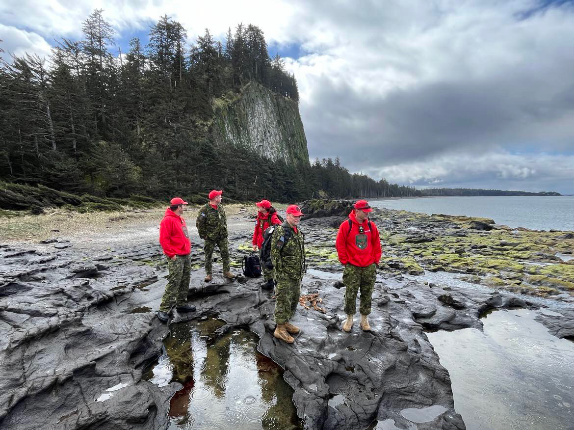 3CdnDiv3DivCA's tweet photo. As part of his farewell tour before handing over command of #3Div in June, BGen Graham made a trip to Haida Gwaii to meet with members of #4CRPG.
Read more: https://t.co/AbJPJpNIeO https://t.co/83M61l3k7v