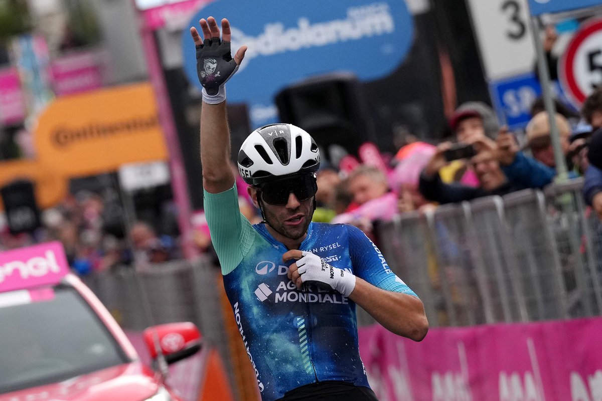 bikenewsPhoto's tweet photo. ANDREA VENDRAME VINCE LA DICIANNOVESIMA TAPPA DEL GIRO D’ITALIA TADEJ POGACAR RIMANE IN MAGLIA ROSA https://t.co/jb0YoZ6Dnx https://t.co/NgQwD8VPKS