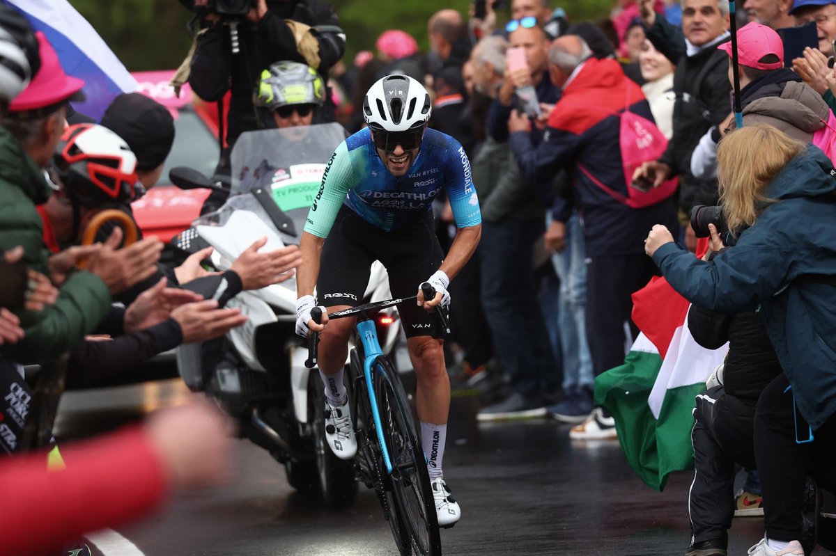 bikenewsPhoto's tweet photo. ANDREA VENDRAME VINCE LA DICIANNOVESIMA TAPPA DEL GIRO D’ITALIA TADEJ POGACAR RIMANE IN MAGLIA ROSA https://t.co/jb0YoZ6Dnx https://t.co/NgQwD8VPKS