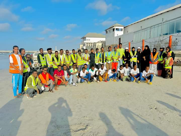 AbdinasirMOHMUD's tweet photo. Friday beach cleaning campaign in #Mogadishu is underway well for the 137th week as many volunteers including social activists, Youth groups and university students joined the campaign together.
#Cleancity
#Freeplastic
#YouthVolunteer https://t.co/tlzCylxeLy