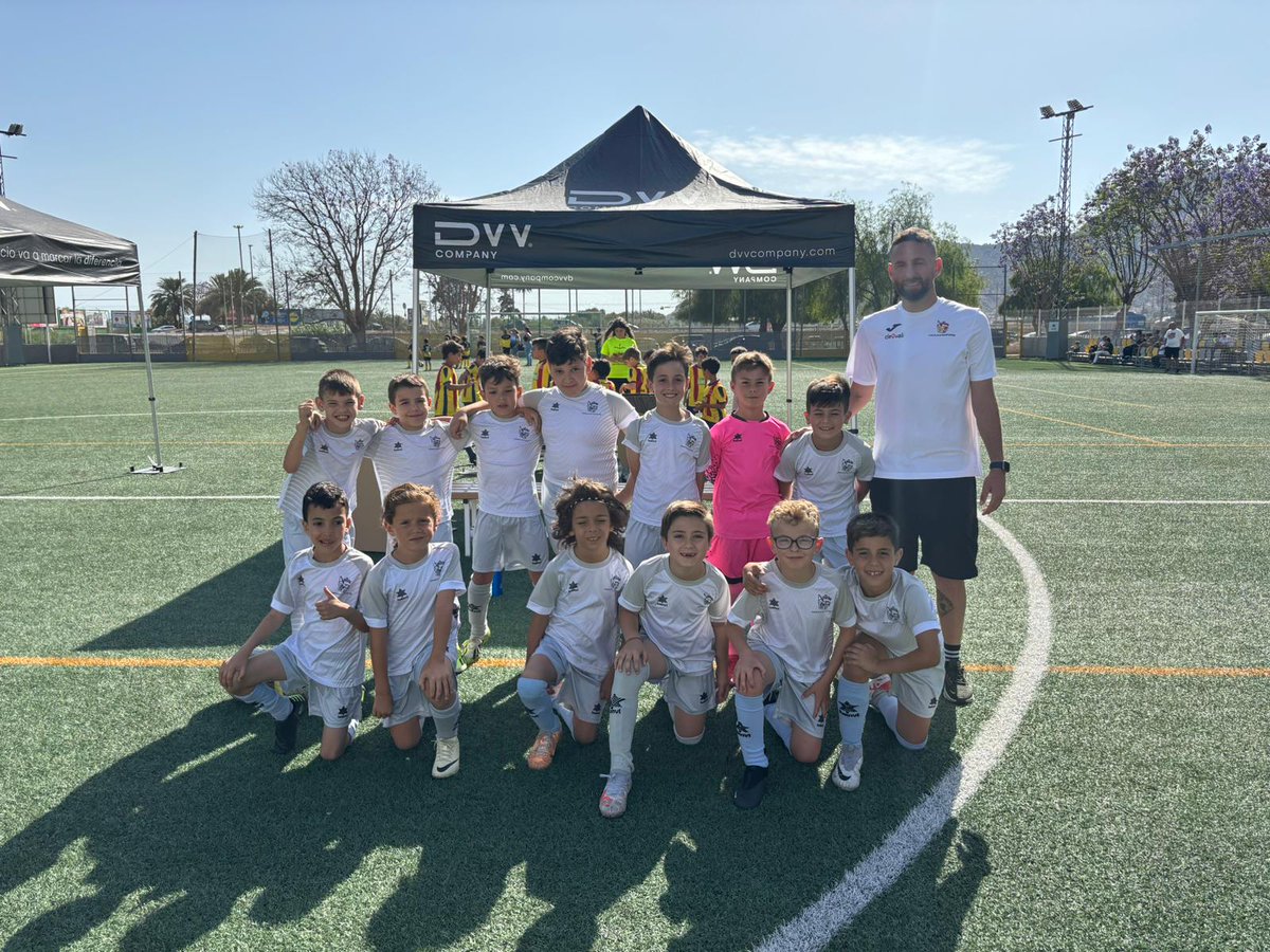 dxtsorihuela's tweet photo. ⚽️ ¡Comienza el III Torneo de Fútbol Base Ramón Sánchez Corona! 🏆

📸 Algunos de los equipos posando para la foto oficial.

🙏 Agradecemos a la empresa patrocinadora del evento @PrintDvv por su apoyo. También agradecemos a @VegaFibraTV, patrocinador oficial de las EDM. https://t.co/ObGhjVGHpO
