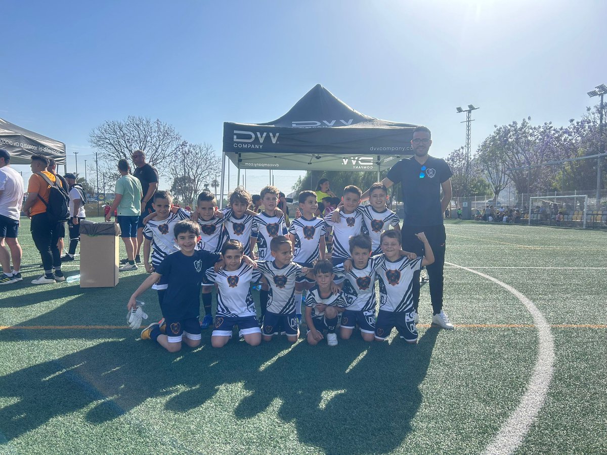 dxtsorihuela's tweet photo. ⚽️ ¡Comienza el III Torneo de Fútbol Base Ramón Sánchez Corona! 🏆

📸 Algunos de los equipos posando para la foto oficial.

🙏 Agradecemos a la empresa patrocinadora del evento @PrintDvv por su apoyo. También agradecemos a @VegaFibraTV, patrocinador oficial de las EDM. https://t.co/ObGhjVGHpO