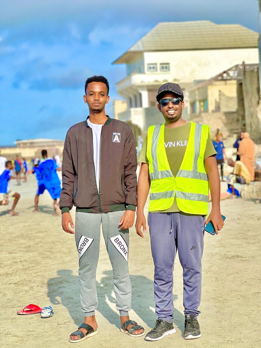 AbdinasirMOHMUD's tweet photo. Friday beach cleaning campaign in #Mogadishu is underway well for the 137th week as many volunteers including social activists, Youth groups and university students joined the campaign together.
#Cleancity
#Freeplastic
#YouthVolunteer https://t.co/tlzCylxeLy