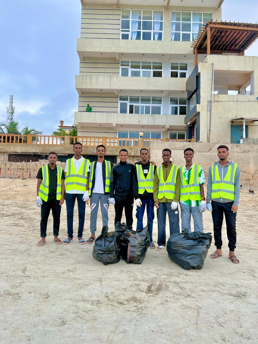 AbdinasirMOHMUD's tweet photo. Friday beach cleaning campaign in #Mogadishu is underway well for the 137th week as many volunteers including social activists, Youth groups and university students joined the campaign together.
#Cleancity
#Freeplastic
#YouthVolunteer https://t.co/tlzCylxeLy