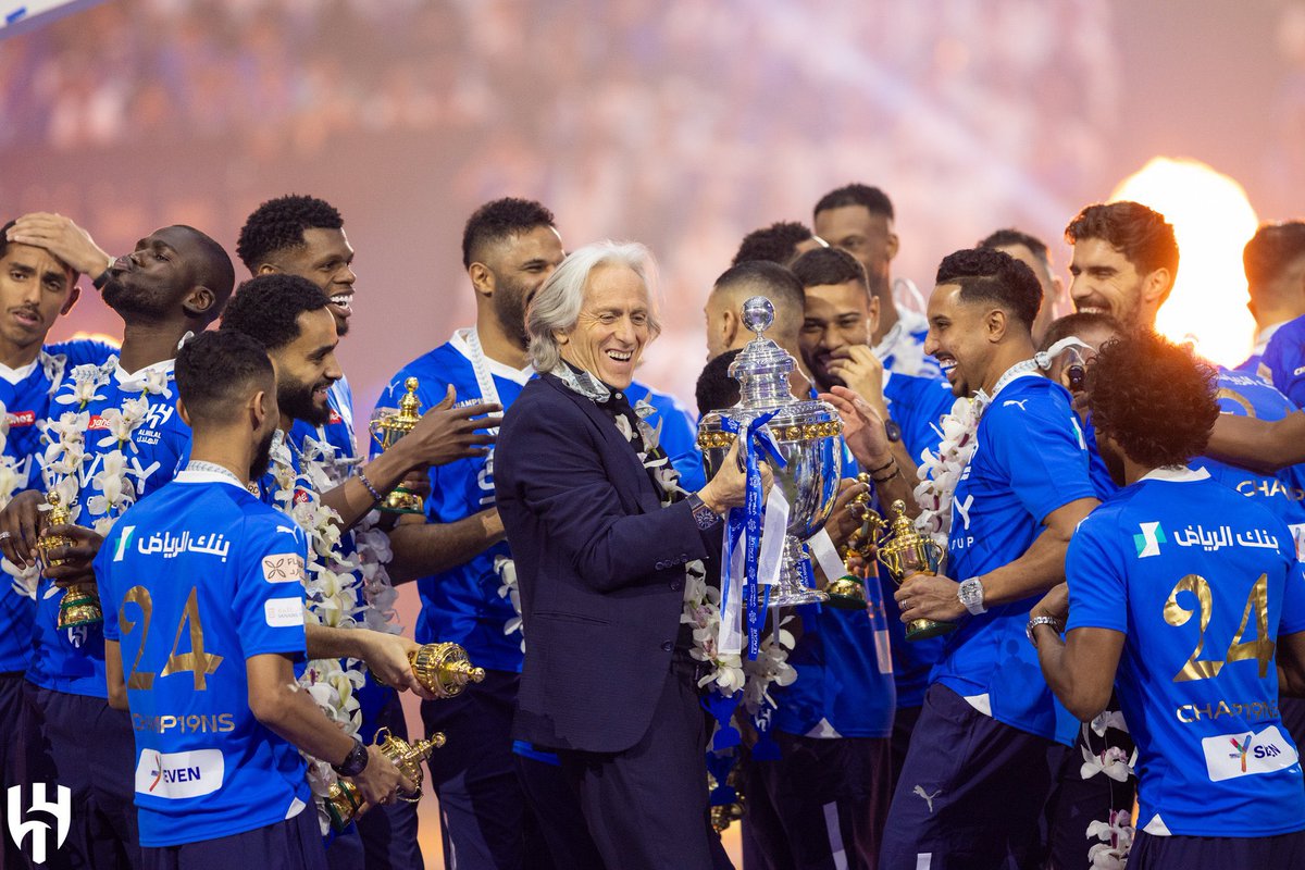 majed_alshibani's tweet photo. دوري لن تُنسى تفاصيله للأبد

عنوانه العريض:
الهلال منح روبين نيفيز وخاليدو وكوليبالي وسيرجي سافيتش أول دوري في مسيرتهم على حساب كريستيانو رونالدو وساديو ماني وبروزوفيتش وكريم بنزيما وفابينهو وكانتي ، الهلال منح نيمار وهو يتعافى من إصابته وخارج قوائم الفريق دوري عجز عن الفوز به أقرانه وهم متاحين لفرقهم طوال الموسم 

لاعبي فولهام وولفرهامبتون وزينيت ولاتسيو هزموا لاعبي ريال مدريد وبرشلونة وليفربول وإنتر

النجوم والأسماء يُمكن شراؤها ، لكن البيئة والعقلية الصحيحة لإدارة هؤلاء النجوم وقيمة القميص وإرثه وكبرياءه أشياء لا تُشترى وهذا أهم دروس الموسم

💙