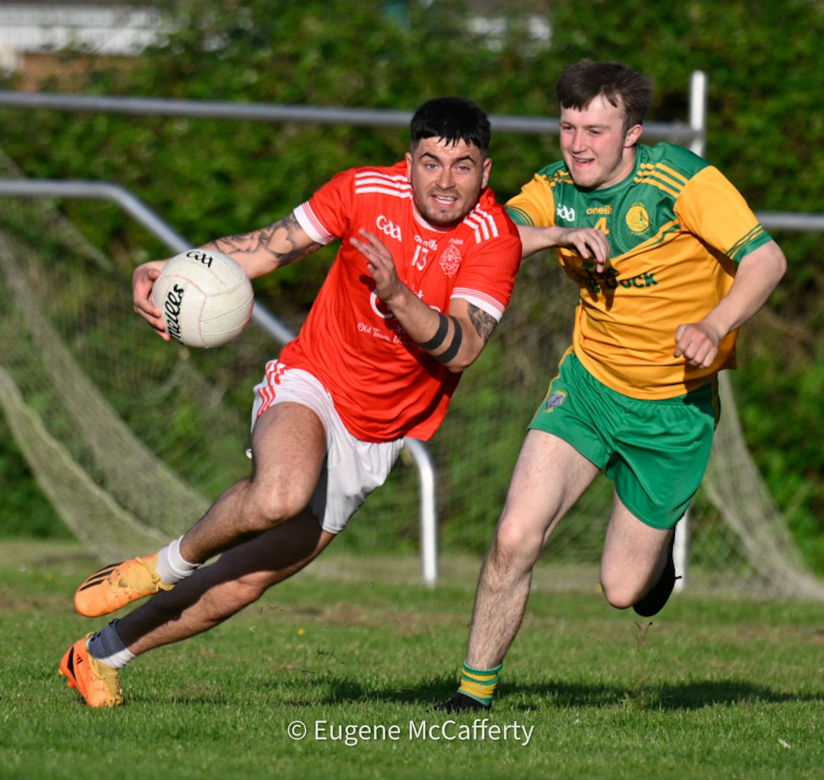 Éire Óg’s Philip Talty tormenting the O’Curry’s defence with 7pts in the first half. HT it’s @CLGEireOgInis 0-9 @ocurrysgaa 0-2 in rd 6 of the Garry Cup Div 2. Photograph by @eugemccafferty.