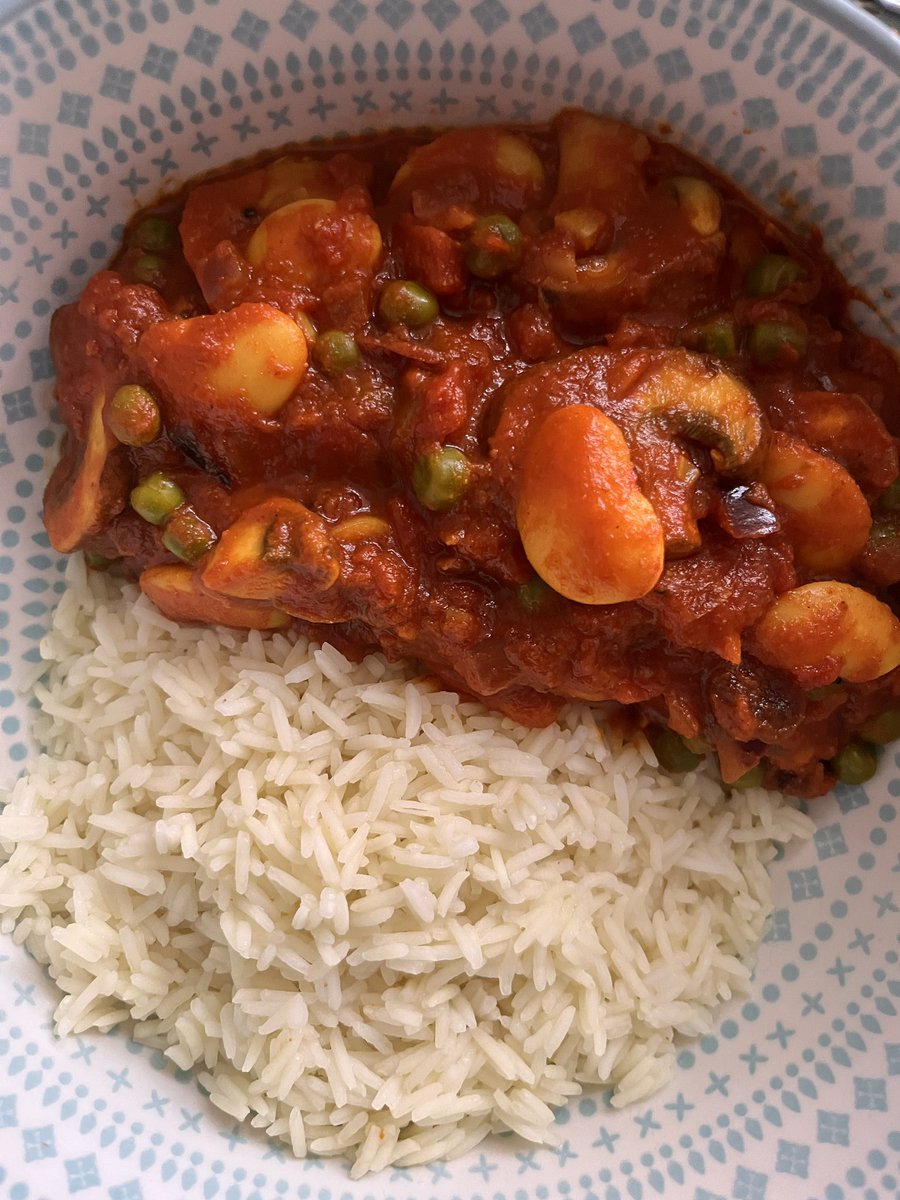 Friday night is #curry night! Mushroom, butter bean & tomato curry, with a sprinkle of peas & sultanas. Adapted from a #deliasmith recipe in a 1980’s cookbook I discovered in a #charityshop Sooooo delish! 🔥🔥🔥 #VeganDiva #vegan #cooking #homecooking #whatveganseat #homemade