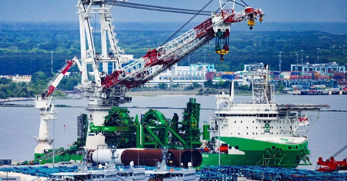 First of the 176 Monopile Foundations fitted at Dominion’s Virginia Offshore Wind Farm. Check out this article 👉marineinsight.com/shipping-news/… #OffshoreWindFarm #DominionEnergy #Maritime #MarineInsight #Merchantnavy #Merchantmarine #MerchantnavyShips