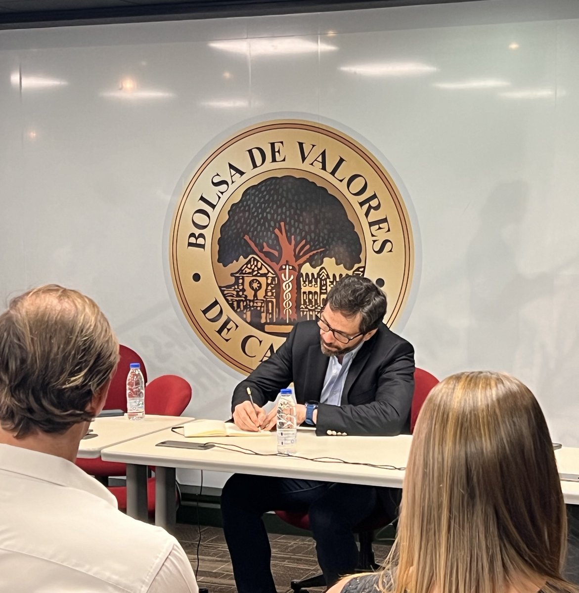 VzlaMobility's tweet image. 🌟 Agradecemos a #HoracioVelutini y a todos los que hicieron posible nuestro evento en la Bolsa de Valores de Caracas. Juntos, estamos creando un ecosistema de inversión robusto en Venezuela. 

#Agradecimiento #VMV #bolsadevaloresdecaracas