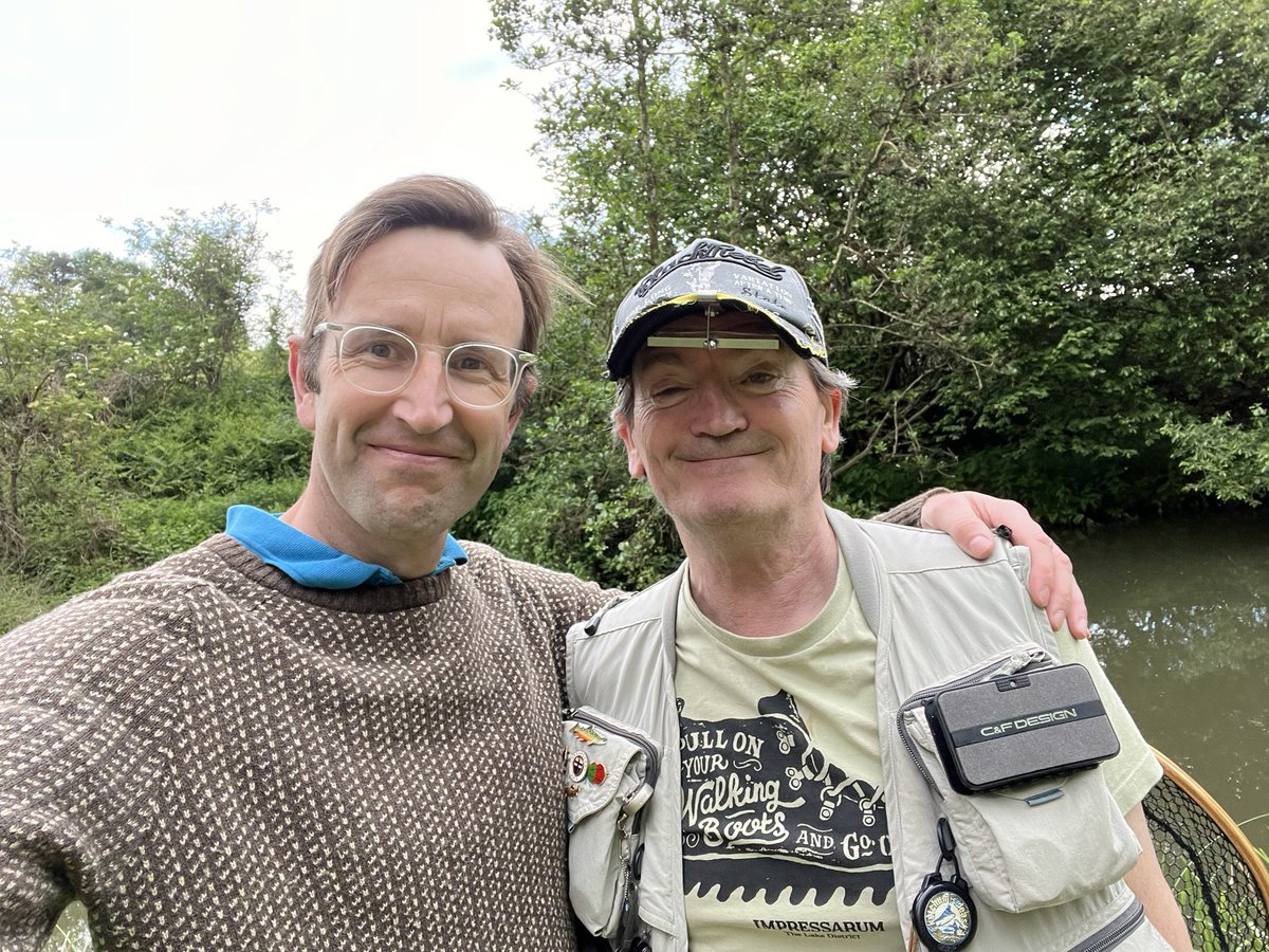 A beautiful day on the riverbank with cuckoos, warblers, mayflies, brown trout, water voles & the mighty @Feargal_Sharkey, talking water politics. Ended it feeling more optimistic about the future of England’s rivers than in years, with Feargal fighting full-on for them. ✊