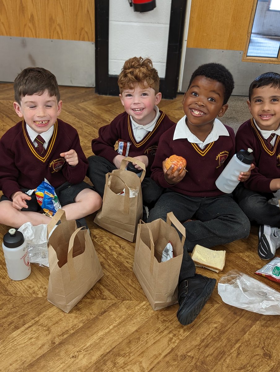 anfieldroadeyfs's tweet photo. We loved having a picnic lunch with reception today! #teameyfs @AnfieldRoadRec https://t.co/xSdVFWneIn