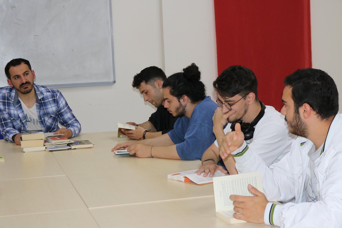 YalovaKYGM's tweet photo. 📍Termal Yurdu
İlim ilim bilmektir, ilim kendin bilmektir, Sen kendini bilmezsin, Ya nice okumaktır?
Okumaktan murat ne ?
Bu güzel desturla gerçekleştirdiğimiz kitap okuma atölyemizde, bilgiye ve kendimize dair yeni kapılar araladık. 📖
#KitapAtölyesi #KykAkademi https://t.co/oZNi3VCxNN