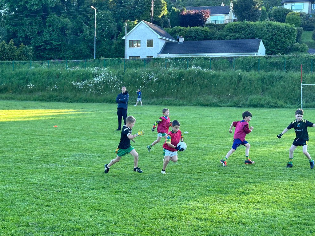 GlanmireGAA's tweet photo. Our U8s back in the grass tonight 🙌 Great to see their enthusiasm, the friendships they are building and how their teamwork is coming on. Keep up the good work 🟡🟢🏐 #glanmire #football #glanmireabú @GrandonsToyota https://t.co/p4NxtFyT3j