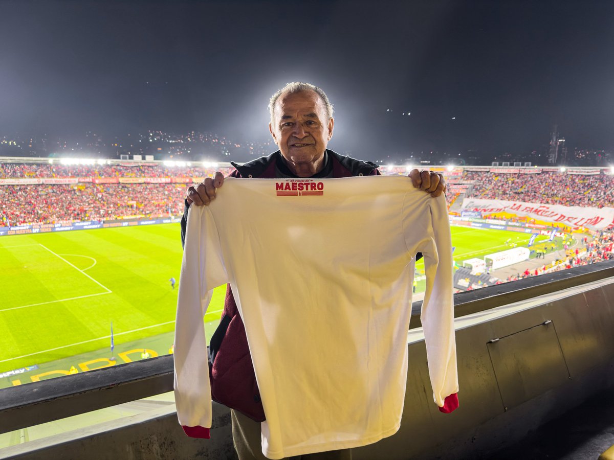 SantaFe's tweet photo. Él ya tiene su propia camiseta 🥹 #SantaFeRetro 🇲🇨.

Ayer Alfonso Cañón recibió  '𝑳𝒂 𝒑𝒓𝒊𝒎𝒆𝒓𝒂 𝒅𝒆𝒍 𝑴𝒂𝒆𝒔𝒕𝒓𝒐'. 

Disponible YA en @casacardenal y en https://t.co/q1YzwgonBl.

-ᴘʀᴏᴅᴜᴄᴛᴏ ᴏꜰɪᴄɪᴀʟ- https://t.co/f2GCz5sLHB