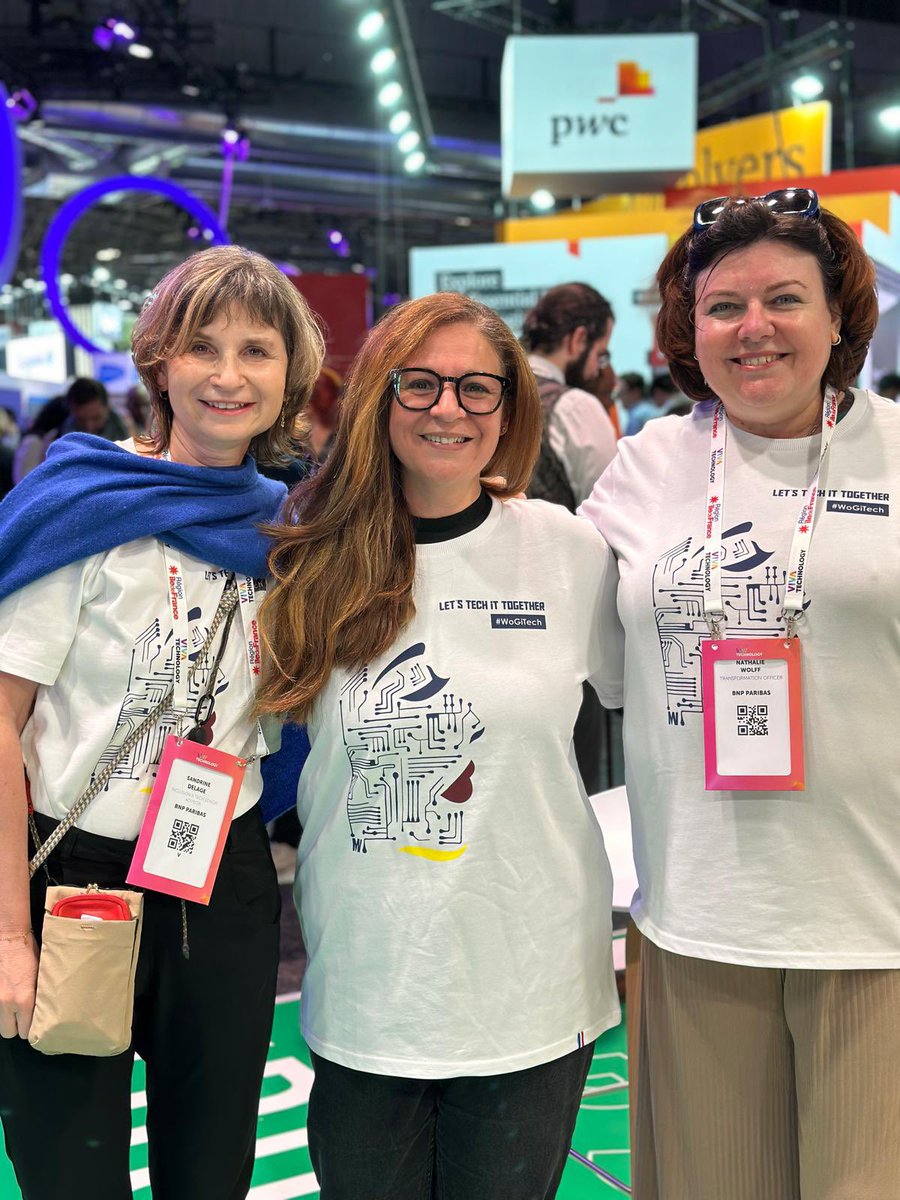 Et aussi avec <a href="/nwolff/">Nathalie Wolff ✍🏻</a> et <a href="/Nad_Alves/">Nadia Bahhar-Alves </a> avec le teeshirt #wogitech @wogitech of course 💃🕺#vivatech