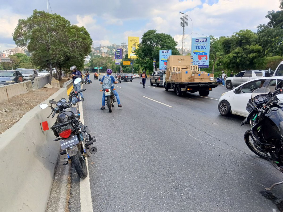 #AFF/#AGCG - Se reporta derrame de aceite a la altura de Maria Lionza sentido Oeste, el mismo ha ocasionado el derrape de varios motorizados. #Precaución en la vía ⚠️ 03:35p.m #TrafficCenter