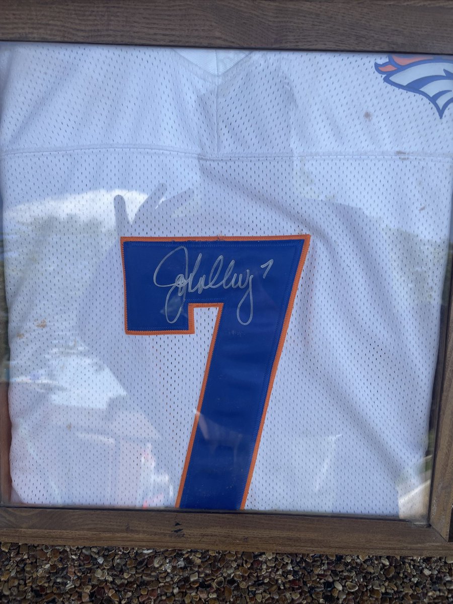 Timmy_Saylor's tweet photo. @SportsCardInv  did I do good getting this for 50 at a garage sale? https://t.co/NHFXfM9txb