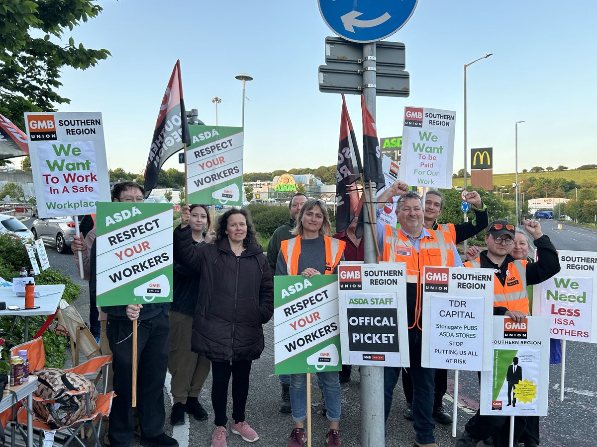 Great start to the strike at Asda Hollingbury Brighton tonight. Colleagues on strike until 3pm tomorrow. ⁦@asda⁩ need to start taking these members concerns seriously, increase staffing numbers, protect their workers health and safety and negotiate properly with their union