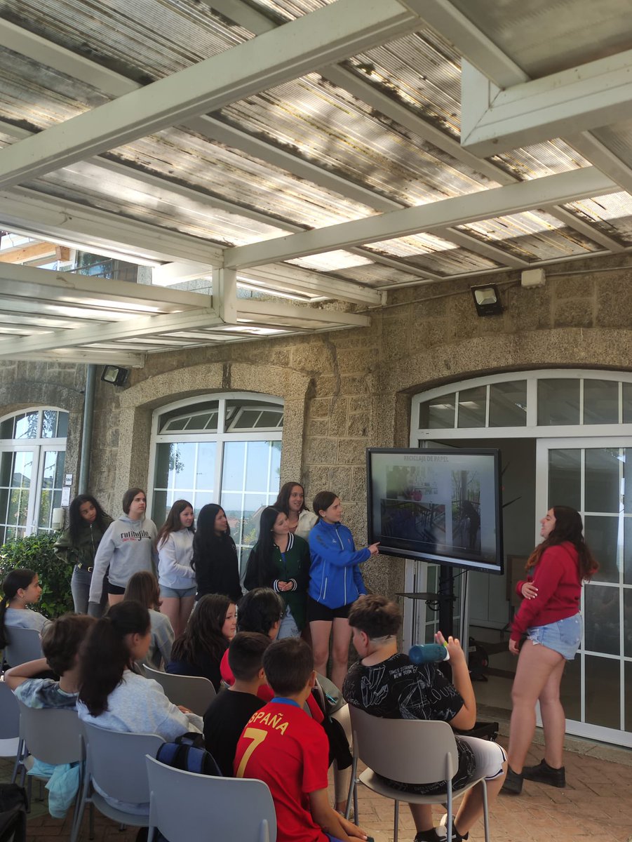 IesMMolina's tweet photo. #EscuelasSostenibles #pescm Jornada en el albergue de San Lorenzo del Escorial con nuestras Ecodelegadas.Han expuesto parte de los proyectos del Molina y lo han hecho fenomenal. https://t.co/RnUPrHZ6Yl
