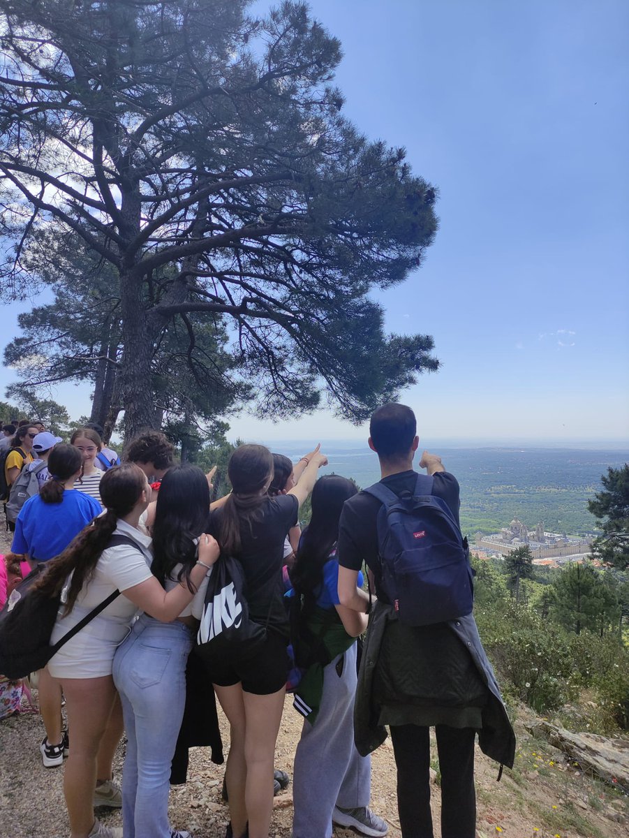 IesMMolina's tweet photo. #EscuelasSostenibles #pescm Jornada en el albergue de San Lorenzo del Escorial con nuestras Ecodelegadas.Han expuesto parte de los proyectos del Molina y lo han hecho fenomenal. https://t.co/RnUPrHZ6Yl