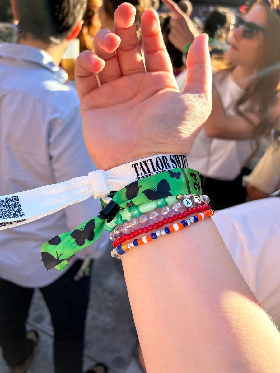 TheSwiftSociety's tweet photo. ‼| Floor bracelets are debut themed 💚 #LisbonTSTheErasTour https://t.co/xbMUihVSPW