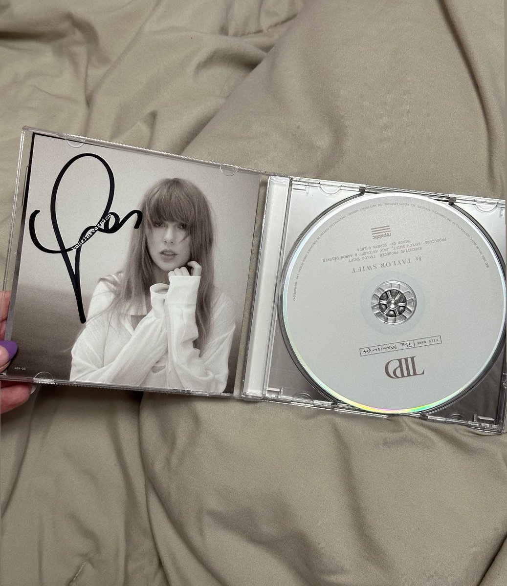 signed the tortured poets department cd raffle

oh HI, I was able to secure an additional signed cd from taylor’s website that I would love to sell to someone for face value (33.34+shipping/fees). this will be open internationally!

to enter just retweet, reply with your favorite