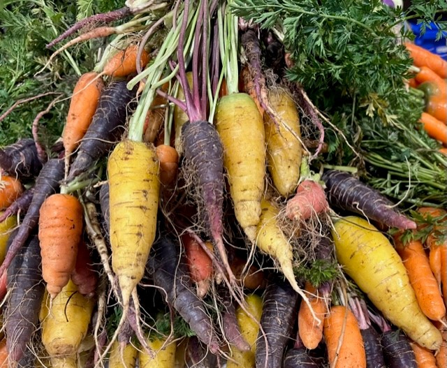 🥕 Start the weekend off by loading up on local goods from the St. Catharines Farmers Market. 🥦 The Market is open today from 7 a.m. to 1 p.m.