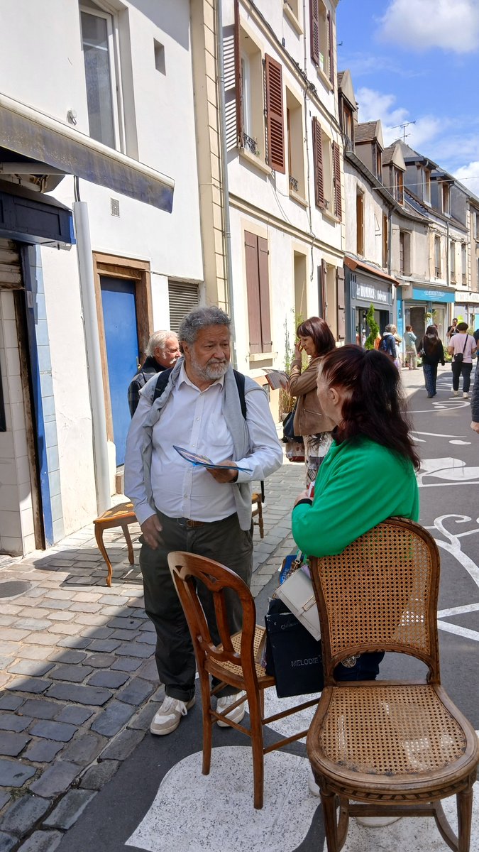 LesPatriotes_91's tweet photo. Cette fois TROIS opérations de #tractage en 1 journée. Matin plein sud de l'Essonne ; après midi en plein centre ; le soir en plein nord ouest. Ns aimons faire #comprendre l'unicité de la #France, face à l'#opacite visqueuse du "système #UE". De très bons accueils. https://t.co/WAsUa8nJ0e