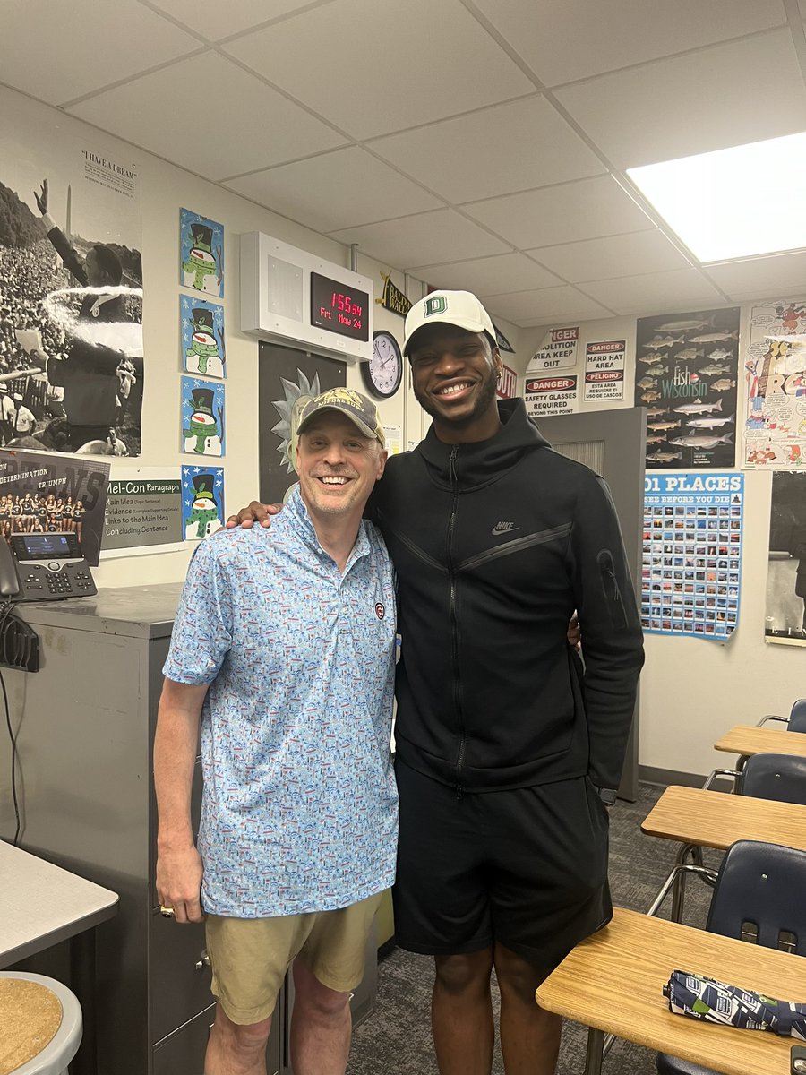 VPMHoops's tweet photo. Always great when they come back…
Former Big 8 POY and member of 2017 State Tournament team Chris Knight stopped in today! So proud of all you’ve done and continue to accomplish @CKnight8174
#OnceASpartan #GreenandWhiteBoys
#Tradition https://t.co/t9khVqVVdl