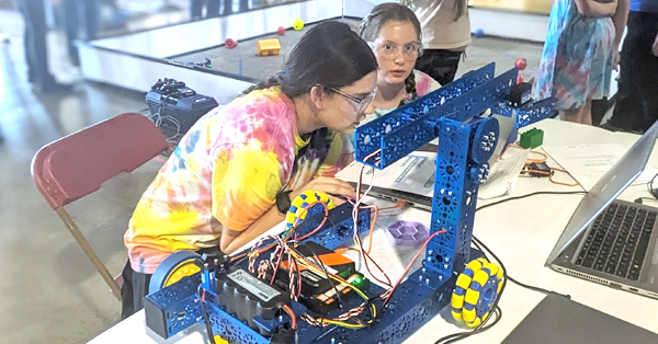 StudicaRobotics's tweet image. Students from local robotics teams learned how to #program a #robot arm at the Level UP Workshop presented by #ColoradoFIRST. coloradofirst.org/levelup/ The robot was created using parts from the FTC Starter Kit from Studica Robotics. studica.co #robotics