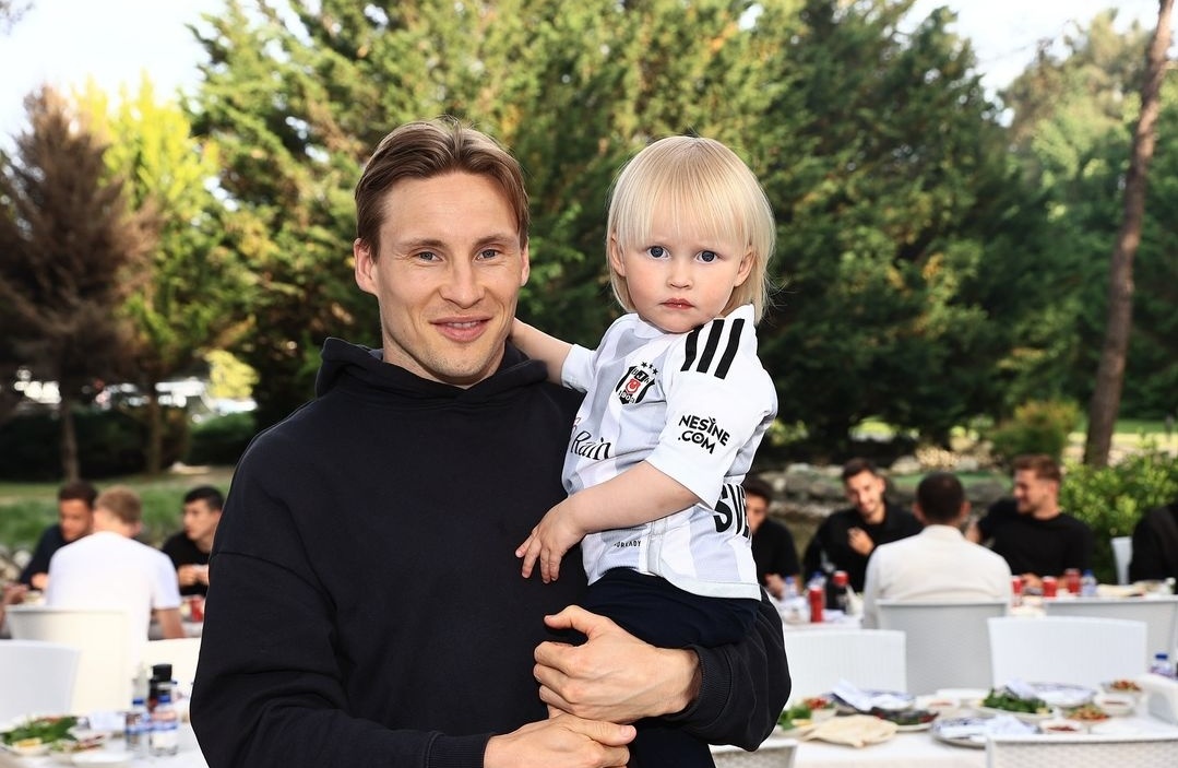 🇳🇴 Jonas Svensson ve bebeği. #ŞAMP11YON 🏆