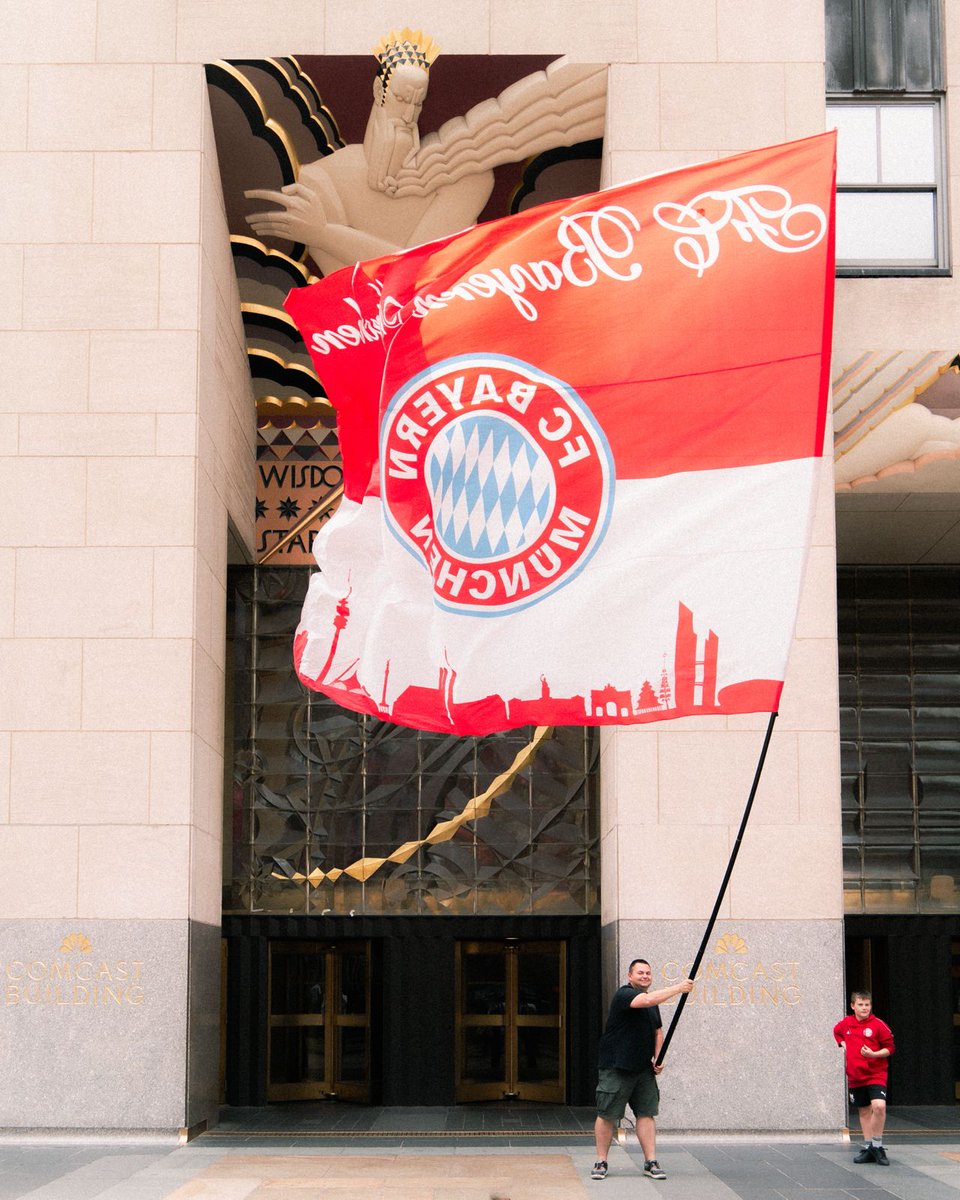From our home in Munich to our home in NYC 🔴⚪️
 
Our fan Dominik brought a flag from the Allianz Arena to @RockefellerCenter to share his love of FC Bayern with New York.🗽
 
#MiaSanMia
