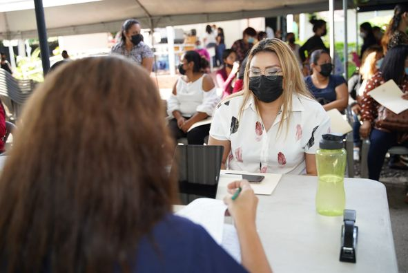 TrabajoSV's tweet photo. Por iniciativa del Ministro de Trabajo, @RolandoCastroSv, se creó el programa de madres solteras, con el fin de ayudar a las jefas de hogar a ser integradas a trabajos dignos y decentes. https://t.co/KmSqVjNbPH