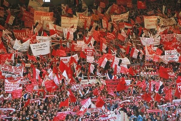 PeteMolyneux's tweet photo. 🎶Around her neck she wore a scarlet ribbon
She wore it in the springtime in the merry month of May
And if you asked her why she wore that ribbon
She said it's for United cos they're going to Wembley
Wemberlee! Wemberlee!
We're the famous Man United &amp; we're going to Wembley🎶🏟️ https://t.co/uavVafhjcn