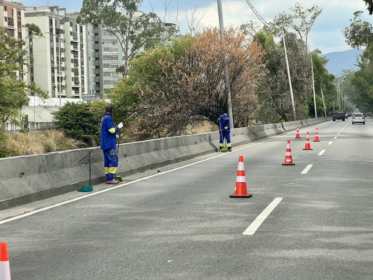 El nivel de ineptitud es casi infinito. Colas de horas por cerrar un canal en la autopista Francisco Fajardo para barrerla. Hay camiones que hacen eso y lo pueden hacer de noche. Estupidez máxima.