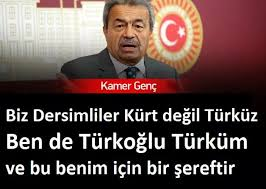 umtdogan71's tweet photo. Programın ortasında Sırrı Sakık, Kamer Genç’e hücum etti:

-Siz Atatürk’ü savunarak soykırıma uğrayan Dersimli Kürtlere ihanet ediyorsunuz.

Kamer Genç anında şu karşılığı verdi:

-O kullandığınız cümlede bir kaç tane büyük yalan var. Birincisi Dersim bir ilin değil bölgenin adıdır ve benim ilim Cumhuriyetle beraber Tunceli.
İkinci husus Dersim’de olanlar soykırım değil yeni kurulan bir devletin başkaldıranlara karşı önlem almasıdır. Bir başka yanlışınız ise Tunceli asla Kürt değildir. Biz Hazar kökenliyiz. Dilimiz de sizden farklı yani ne kırmançi ne de zazaca konuşuyoruz.

Sırrı Sakık: 
-Seyid Rıza’ya ne diyeceksin?

Kamer Genç:
 -İngilizlerin oyununa gelmiştir. Tuncelililerin o dönem önderi, Atatürk’ün yoldaşı olan Diyap Ağadır... O yıllarda Şeyh Said ve Seyid Rıza’yı kullananlar şimdi PKK’yı kullanıyor.”