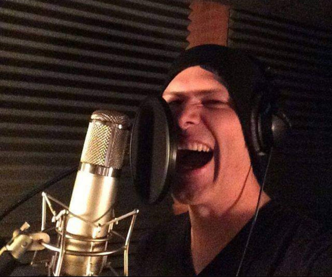 Awesome pic of Todd @todddammitkerns singing a song in studio 🎤 ♥
Credit photo owner📷
#ToddKerns #topvocalist #musicmatters