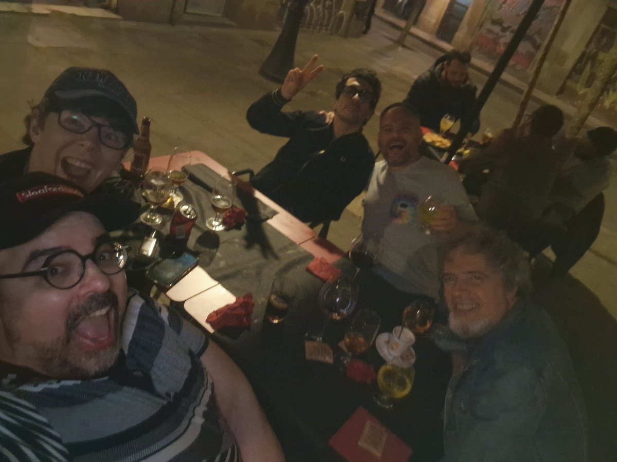 maadraassoo's tweet image. ¡Cenita maravillosa en @calrobertraval con los Superstar Djs @amabledj @legoteque @bilbadino @maadraassoo ! #SuperstarDjsHereWeGo #ILoveBcn #PequeñosGrandesPlaceres #yummy