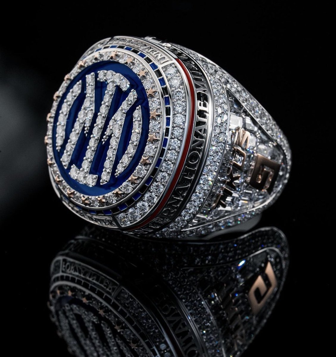 Inter_Xtra's tweet photo. The #Inter squad was iced out with custom championship rings today, created by Bérete Jewellers. 💎

Each player got a customized ring, as seen on Thuram’s ring “TIKUS 9”. 🥶⚫️🔵 https://t.co/i0jKo02PTF