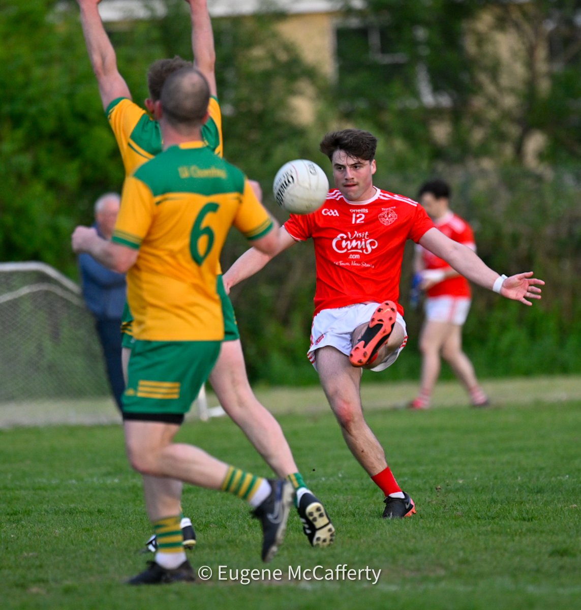 Action from Éire Óg against O’Curry’s in rd 6 of the Garry Cup Div 2. Final score it’s @CLGEireOgInis 0-23 @ocurrysgaa 0-7. Photographs by @eugemccafferty.