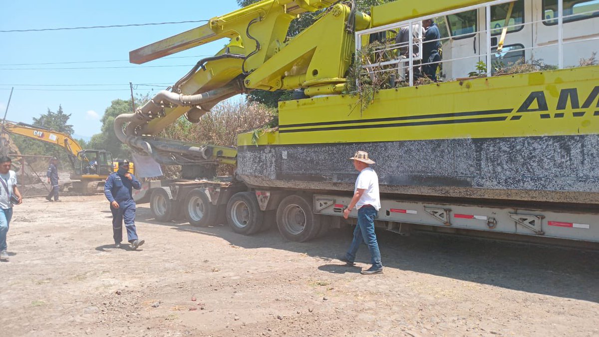 Llegó la maquinaria comprometida por la @SEMAR_mx para apoyar en el rescate del lago de Pátzcuaro y en próximos días iniciará operaciones alrededor de la isla de Janitzio para realizar acciones de limpieza en el cuerpo de agua durante los próximos cuatro meses.